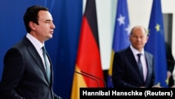 Kryeministri i Kosovës, Albin Kurti gjatë një konference për media me kancelarin gjerman, Olaf Scholz. Gjermani, 4 maj 2022.