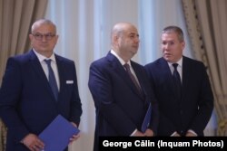 Csaba Astalos (în stânga), Mihai Busuioc şi Dacian Dragoş sunt, începând de duminică, 13 iulie, cei trei noi judecători ai Curţii Constituţionale.