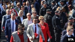 Софија - Руската амбасадорка Елеонора Митрофанова (во црвено) ја слави годишнината од крајот на Втората светска војна - 9 мај и Денот на победата на Русија над нацизмот, пред споменикот на Советската армија.