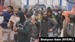 بر اساس گزاش‌ها٬ ایران هر روز صدها مهاجر افغان را بازداشت کرده و دوباره به افغانستان می‌فرستد