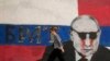 Një grua duke kaluar pranë një murali të presidentit rus, Vladimir Putin. Në muralin që pastaj është lyer me ngjyrë, shkruan "Vëllai". Beograd, 7 maj 2022.
