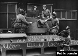 ამერიკულ ტანკს ამზადებენ სსრკ-ში გასაგზავნად. 1942 წ.