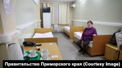 Украинка од Мариупол во бегалски центар во Приморски крај на 6 мај.