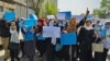 Афганские женщины и девочки принимают участие в акции протеста перед министерством образования, требуя открыть средние школы для девочек. Кабул, 26 марта 2022 года