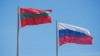 Flamuri i rajonit separatist të Moldavisë, Transnistri, dhe ai i Rusisë valëviten në qytetin Tiraspol.