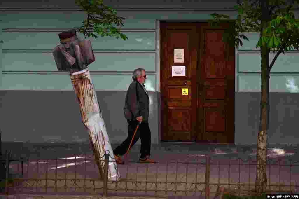 Një këmbësor kalon pranë një rakete ruse përpara Muzeut Kombëtar të Historisë Ushtarake në Kiev.