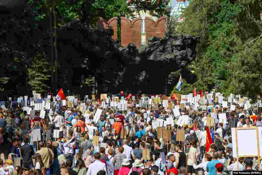 28 гвардияшы-панфиловшы паркіндегі "Батырларға тағзым" шеруі.