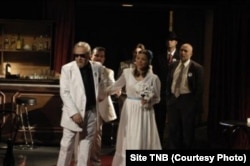 Secvență din spectacolul Dulcea pasăre a tinereții în regia lui Tudor Mărăscu