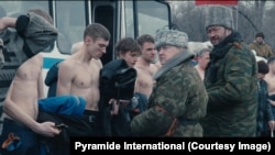 Обшук на КПП. Кадр з фільму Сергія Лозниці «Донбас»