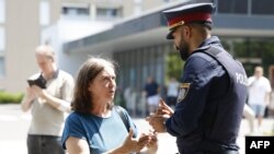 Primărița din Graz, Elke Kahr, vorbind cu poliția în prejma liceului unde s-a produs tragedia.