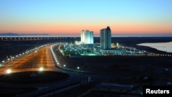 Накануне встречи туркменские власти начали кампанию по выдворению местных туристов из туристической зоны Аваза.