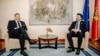 I dërguari amerikan për Ballkanin Perëndimor, Gabriel Escobar, me kryeministrin në mandat teknik të Malit të Zi, Dritan Abazoviq gjatë takimit në Podgoricë. 15 dhjetor 2022.