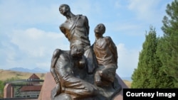 "Ата-Бейит" мемориалдык комплексиндеги 1937-1938-жылдары сталиндик репрессиянын курмандыктарына арналган эстелик.