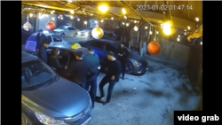 Скриншот распространенного в Интернете видео, снятого у ночного клуба Sky bar в Оше.