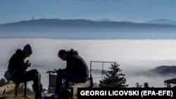 Луѓето уживаат во сончевиот ден на планината кај селото Кучково, над главниот град покриен со смог и загадување Скопје, Република Северна Македонија, 02 јануари 2023 година.