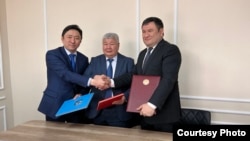 Казакстандын, Кыргызстандын жана Өзбекстандын энергетика министрлери – Болат Акчулаков, Таалайбек Ибраев, Журабек Мирзамахмудов. (солдон оңду карай) Бишкек. 6-январь, 2022-жыл.