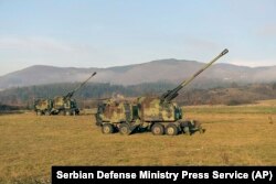 Në këtë foto të siguruar nga Shërbimi i Shtypit i Ministrisë së Mbrojtjes së Serbisë, shihen obusët e Ushtrisë Serbe në pozicion pranë vijës administrative me Kosovën, Serbia jugore, 26 dhjetor 2022.