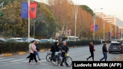 Flamuj shqiptarë dhe të BE-së në Tiranë.