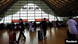 Željeznička stanica u Vuhanu tokom izbijanja talasa COVID infekcija, 1. januar 2023. 