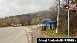 მარჯვნივ სიღნაღისკენ მიმავალი გზა