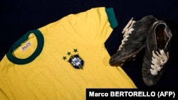 پیراهن پله و کفش‌های عمر سیووری ستاره آرژانتینی در یک نمایشگاه یادگارهای فوتبال در تورین