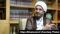  رئیس هیئت اعزامی علی خامنه‌ای به سیستان و بلوچستان نخستین مقام رسمی است که به طور تلویحی موضوع تعرض به دختر بلوچ را تائید می‌کند