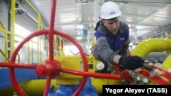 Muškarac radi na lokalnoj stanici za distribuciju gasa, selo Sokuri jugoistočno od Kazanja, Rusija, 4. maj 2022.