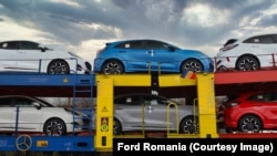 გასაყიდი მანქანებით დატვირთული ტრაილერი