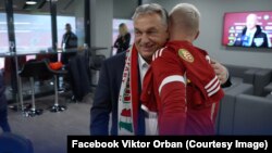 Premierul maghiar Viktor Orbán s-a întâlnit cu fotbaliștii din echipa națională de fotbal în timp ce purta un fular pe care apărea harta Ungariei Mari.