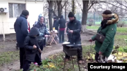 Кошуналар чогулуп тамак даярдап жатышат. Херсон, ноябрь.