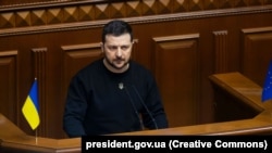 Volodimir Zelenski a spus în fața legislativului de la Kiev că galben și albastru, culorile steagului Ucrainei, au devenit simbol internațional pentru curaj. Foto: 28 decembrie 2022, Rada Supremă, Ucraina