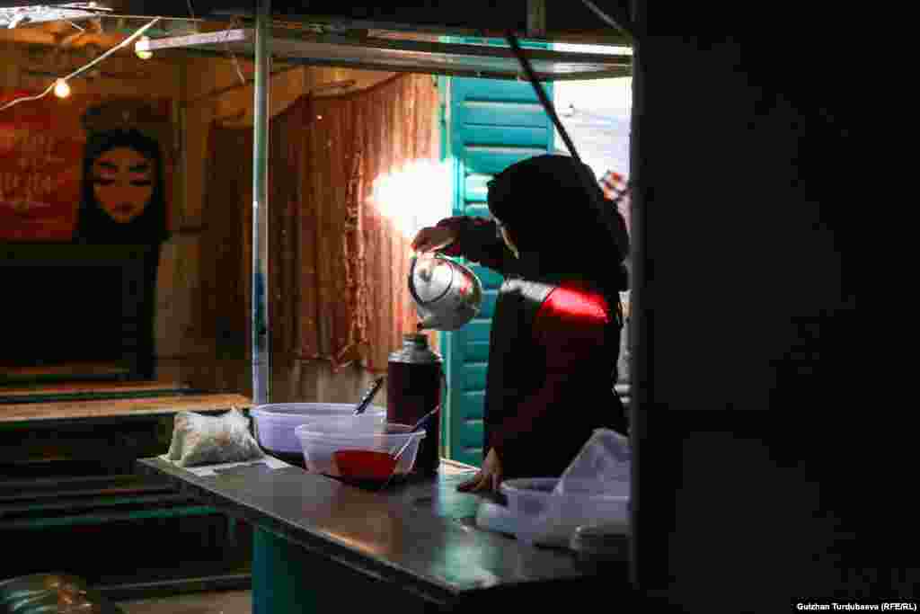 Классическое ашлямфу - холодное блюдо. Однако зимой местные повара готовят горячее. Для этого они добавляют в соус горячий чай или кипяток.&nbsp;