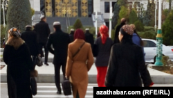 Talyplaryň birnäçesi mugallymlaryň parany bermekden ýüz öwren talyplara synaglarda pes baha goýmak barada haýbat atýandygyny aýdýar. (Illýustrasiýa suraty)