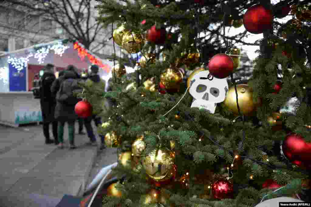 Aktivisti su performansom ukazali na cinizam ruskog poklona Srbiji u jeku agresije na Ukrajinu, ali i podsetili na zločine i razaranje koje vrši ruska vojska. Oni su ranije osudili postavljanje jelke kao sredstvo ruske propagande i zatražili da bude uklonjena u znak pijeteta prema žrtvama agresije.