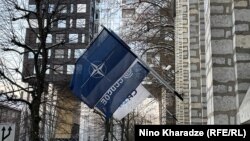 ტალინში CR14- ის სასწავლო ცენტრის შენობის ფასადზე ნატოს და ესტონეთის დროშები ფრიალებს