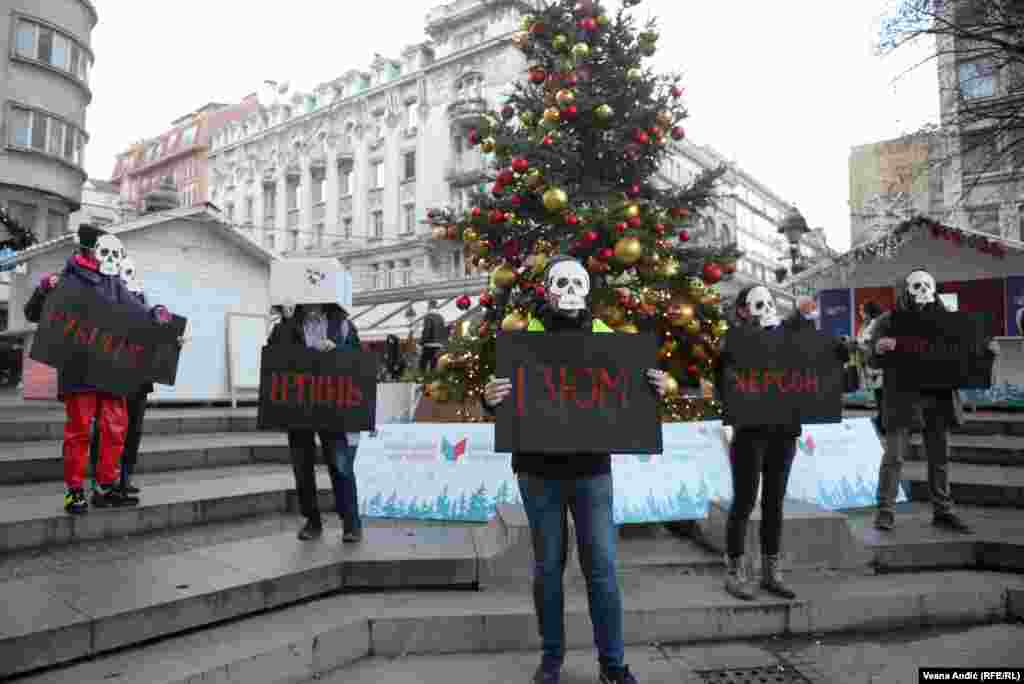 Aktivisti neformalnog udruženja "Rusi, Ukrajinci, Belorusi i Srbi zajedno protiv rata" sa maskama i transparentima razorenih gradova u Ukrajini ispred ruske novogodišnje jelke u centru Beograda. "Na ovaj način podsećamo na zločine i razaranje koje vrši ruska vojska", poručili su aktivisti.