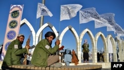 آرشیف، بیرق‌ها و شماری از جنگجویان طالبان