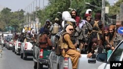آرشیف - قطار موترهای تفنگداران طالبان در شهر کابل