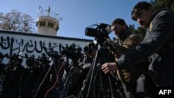 افغان خبریالان د خبري پوښښ په مهال - انځور له ارشیفه