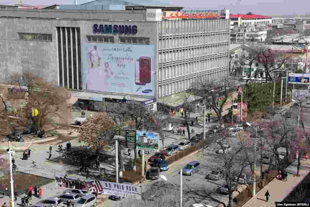 "Айчүрөк" соода борборунун сааттын үстүнөн көрүнүшү.