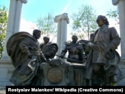 Современный памятник "Гетманы. Молитва за Украину", открытый в городе Батурин в 2009 году