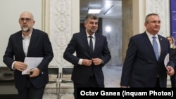 Liderii coaliției de guvernare: Kelemen Hunor, președintele UDMR (stânga), Marcel Ciolacu, președintele PSD și Nicolae Ciucă, președintele PNL. Măsura legată de prețul carburantului a fost făcută însă doar de premier. 