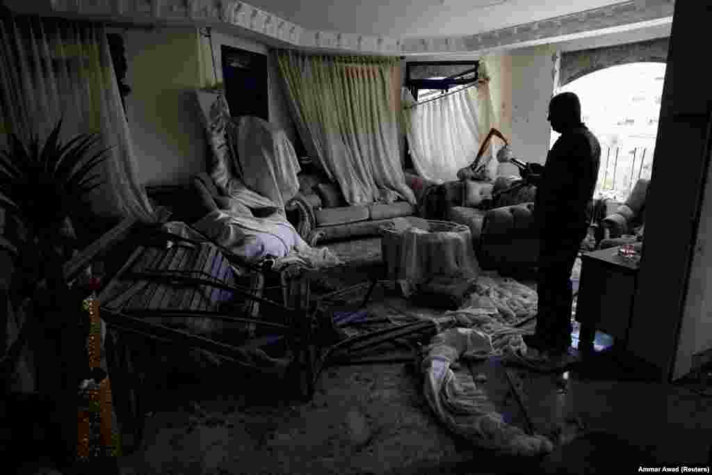 Muškarac stoji u oštećenoj sobi nakon što su rakete ispaljene iz Irana pogodile stambenu zgradu u Tamri, na sjeveru Izraela, 15. juna.