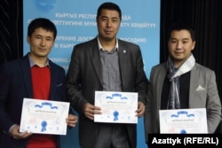 "Азаттыктын" кабарчылары Уланбек Эгизбаев, Сабыр Абдымомунов, Адилет Бектурсунов.