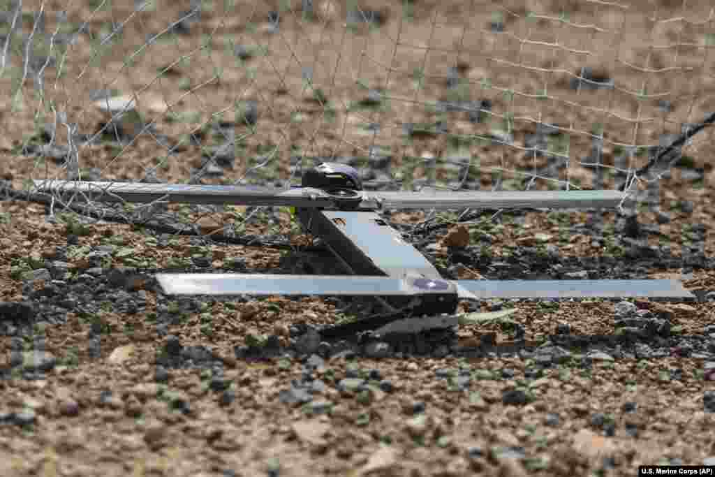 Tri stotine taktičkih bespilotnih sistema Switchblade &nbsp; Ovi "dronovi samoubice" su teški samo 2,5 kilograma i mogu se brzo aktivirati iz cijevi nalik na malter koja ih diže u zrak. Switchblades koriste video prijenos uživo za lociranje ciljeva i opremljeni su bojevom glavom veličine granate koja može ubiti neprijateljske borce i oštetiti neoklopna vozila. Sistem je mnogo brži i jeftiniji od pozivanja zračne podrške, a svaki dron košta oko 6.000 dolara. Veća verzija Switchbladea dizajnirana je za uništavanje oklopnih vozila. &nbsp;