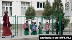 Ene-atalar okuwçylardan her aýda diýen ýaly bir zat üçin pul ýygnalýandygyny aýdyp, munuň ykdysady kynçylyklaryň arasynda, özleriniň güzeran eklenjine ýaramaz täsir ýetirýändigini aýdýarlar. (Illýustrasiýa suraty)