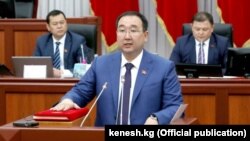 Руслан Чойбеков парламентте депутат катары ант берүүдө. Бишкек. 2018-жыл. 