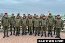 რუსეთის მე-200 ცალკეული მოტომსროლელი ბრიგადის სამხედრო მოსამსახურეები ექსკურსიაზე მინსკის ცენტრში, 2025 წლის 13 აპრილი