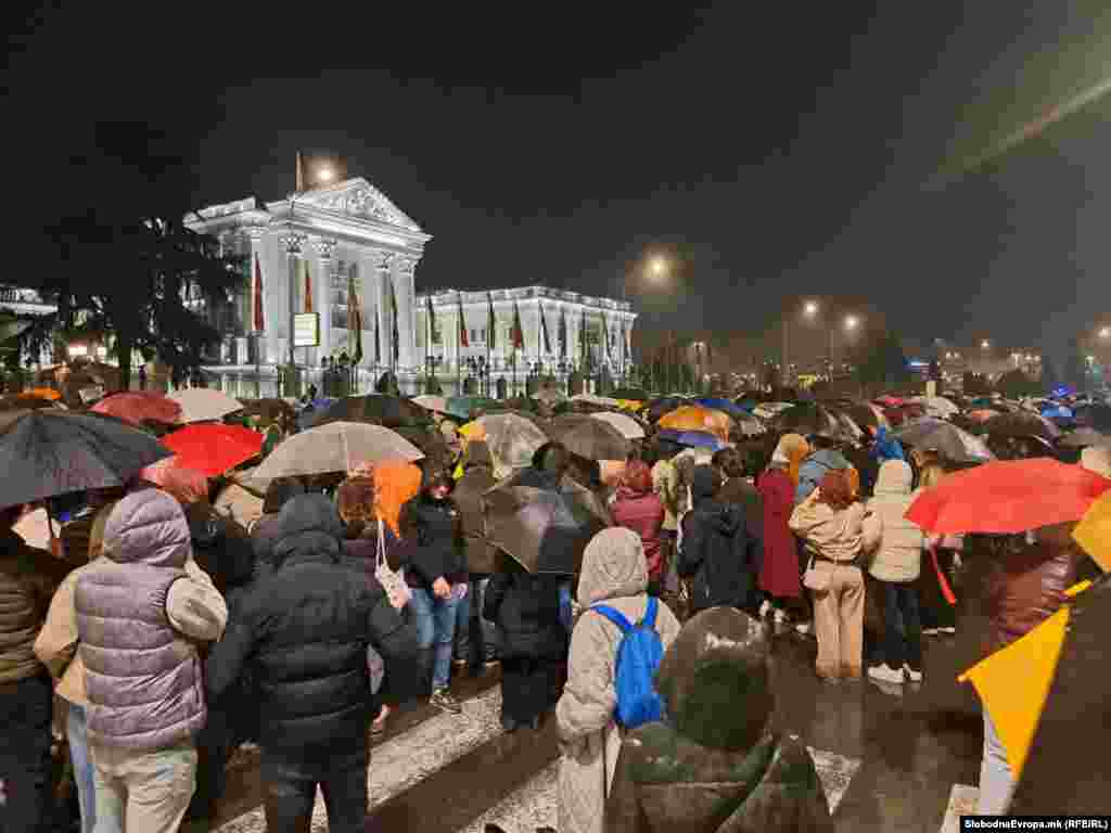 Пред зградата на Владата, граѓаните ги изнесоа нивните барања