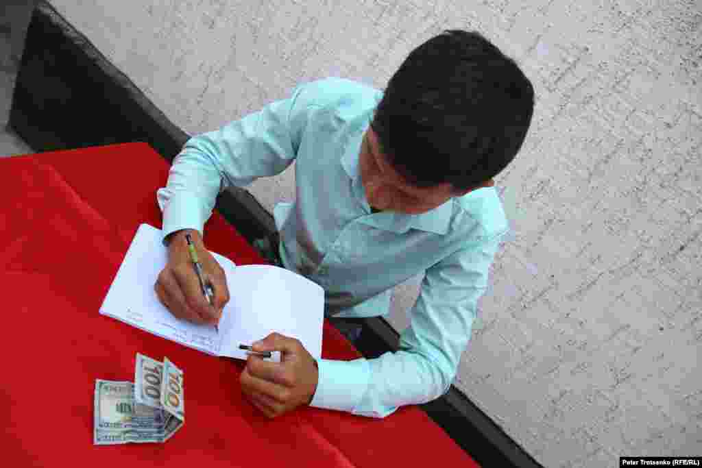 Подарки на свадьбу обычно преподносят в денежном эквиваленте, небольшими суммами от двух до пяти тысяч тенге (100 долларов - скорее исключение, чем правило). Размер суммы и имя дарителя записывают в специальную тетрадь, чтобы после, когда появится повод, подарить ему столько же.